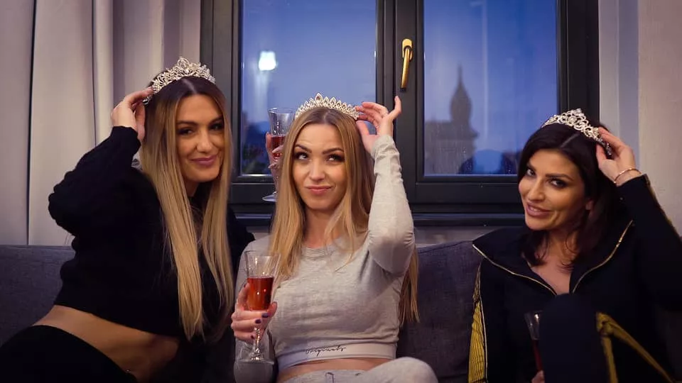 Top Girls przygotowały nową produkcję pt. ”Fake Love”! Internauci zachwyceni kadrami! Ta premiera podbije rynek?!